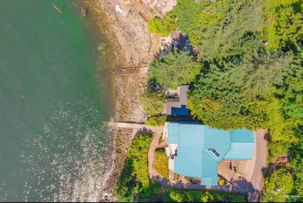 Waterfront Cottage With Superb Coastline Views West Vancouver Exteriör bild
