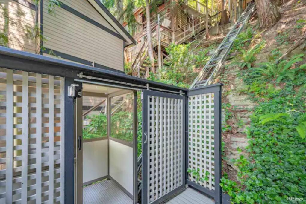 Waterfront Cottage With Superb Coastline Views West Vancouver Exteriör bild