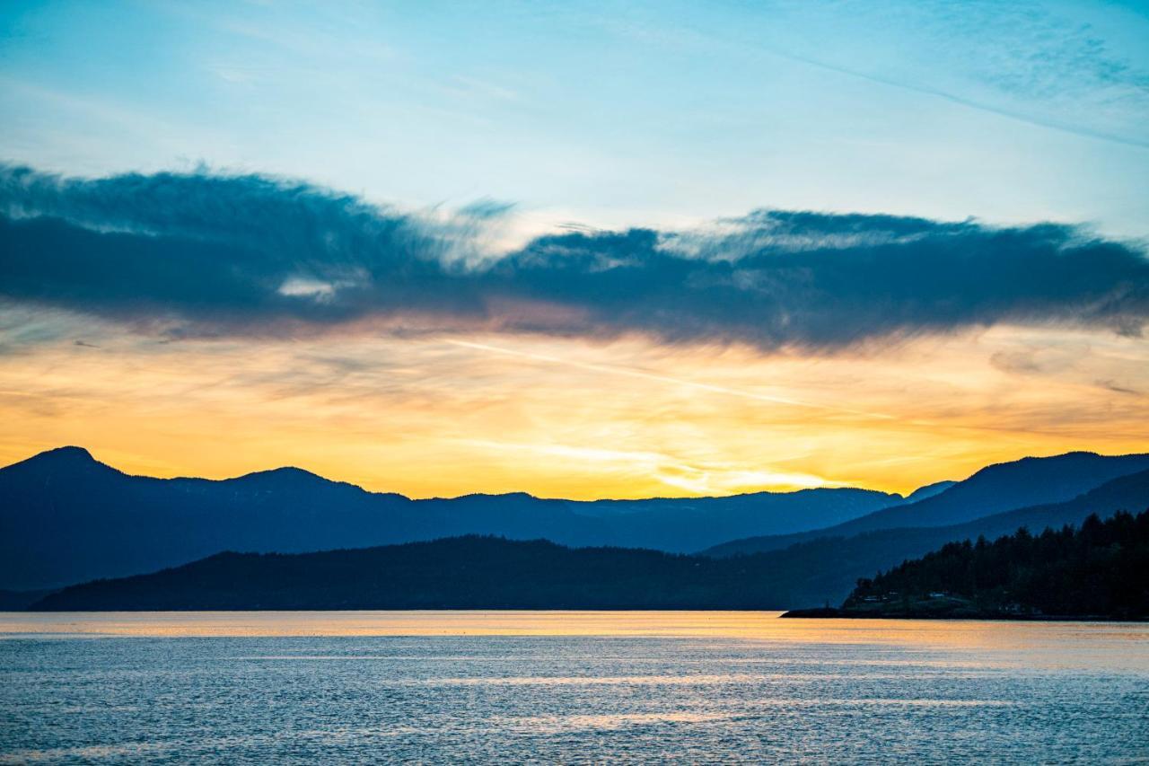 Waterfront Cottage With Superb Coastline Views West Vancouver Exteriör bild