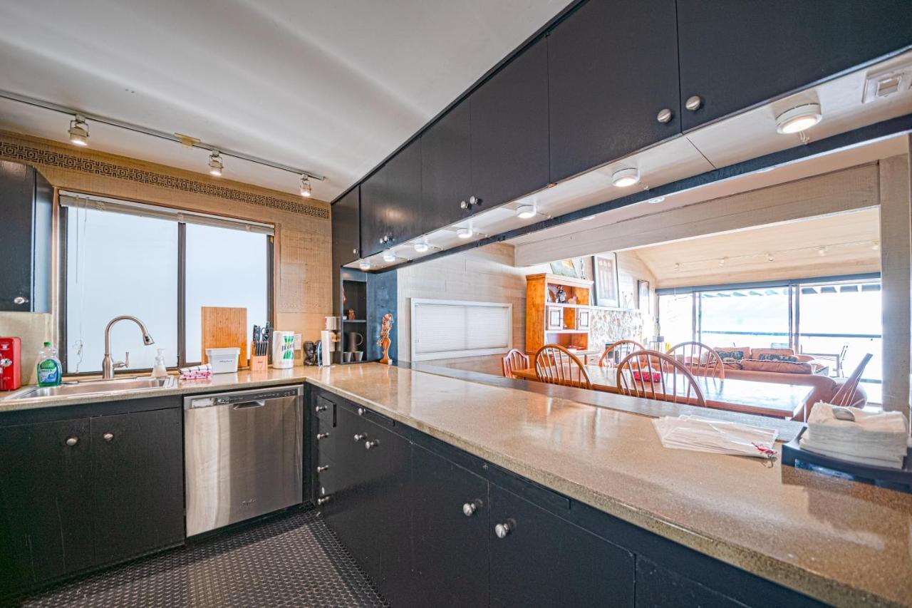 Waterfront Cottage With Superb Coastline Views West Vancouver Exteriör bild