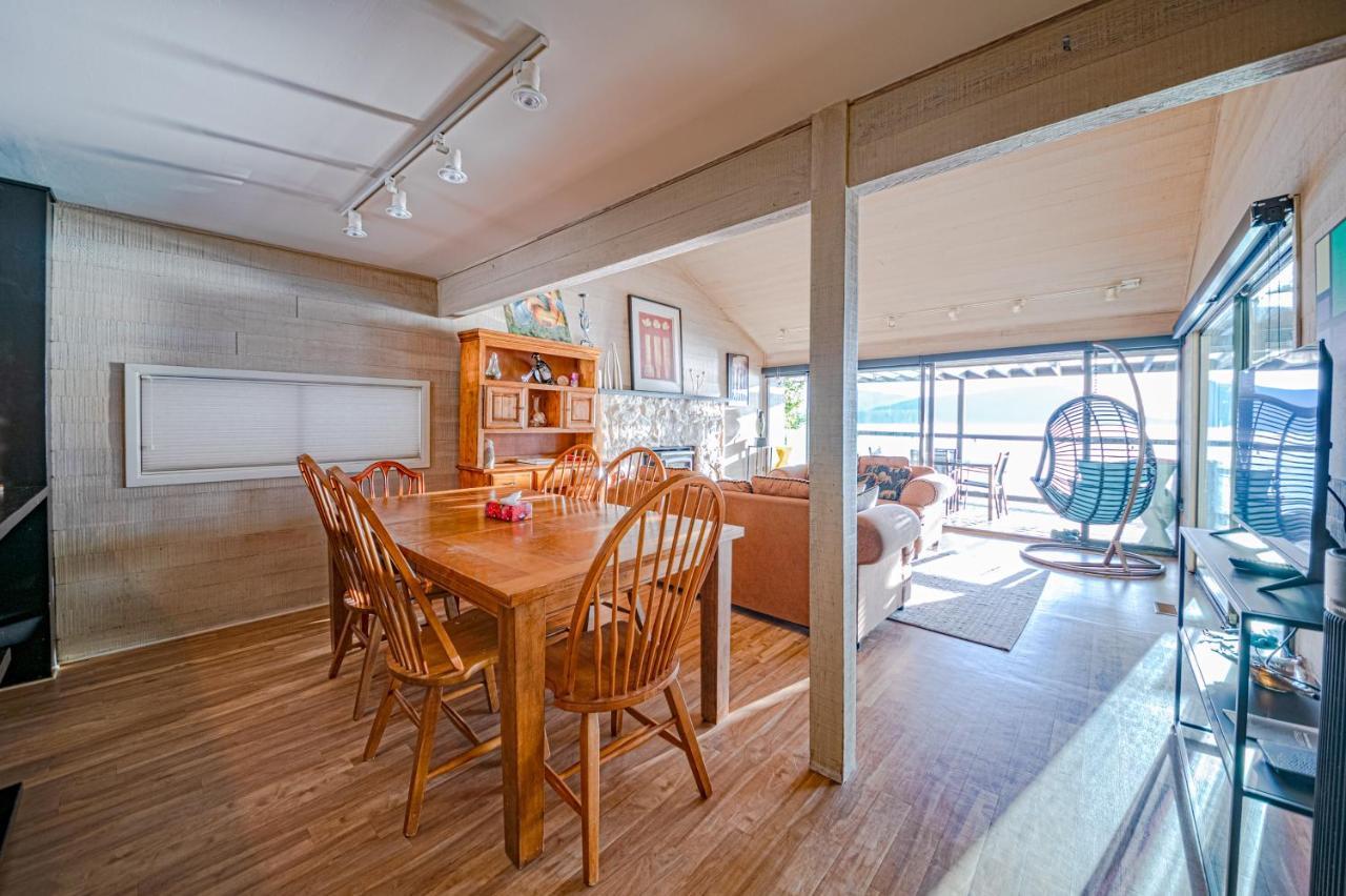 Waterfront Cottage With Superb Coastline Views West Vancouver Exteriör bild