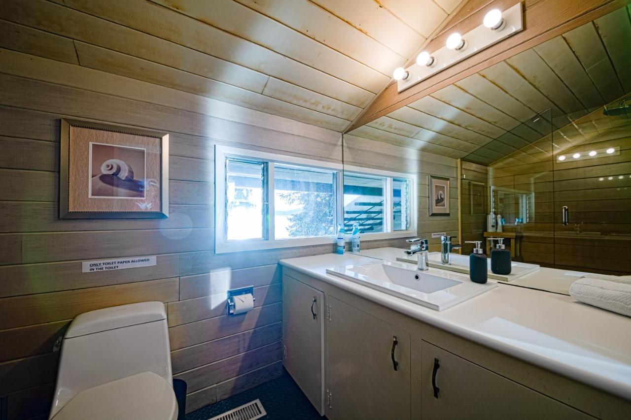 Waterfront Cottage With Superb Coastline Views West Vancouver Exteriör bild