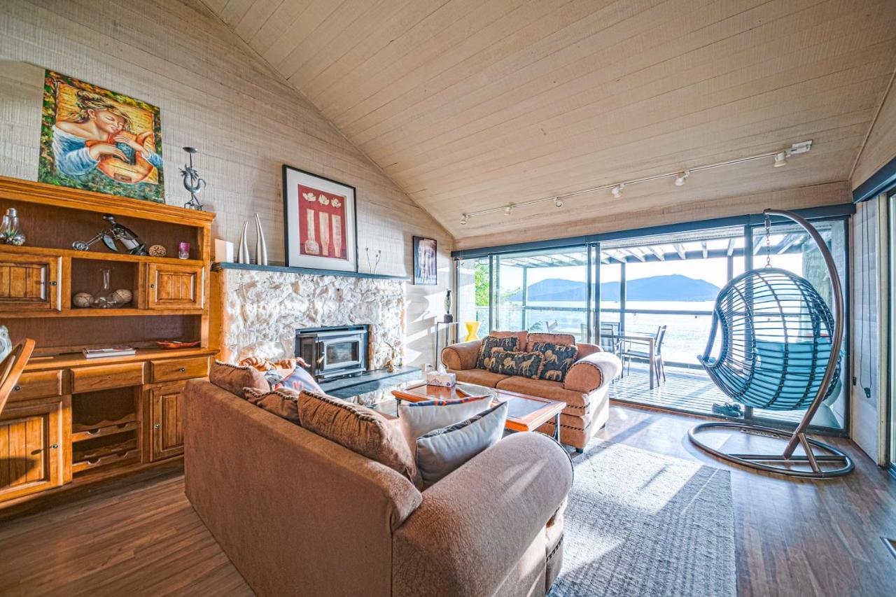 Waterfront Cottage With Superb Coastline Views West Vancouver Exteriör bild