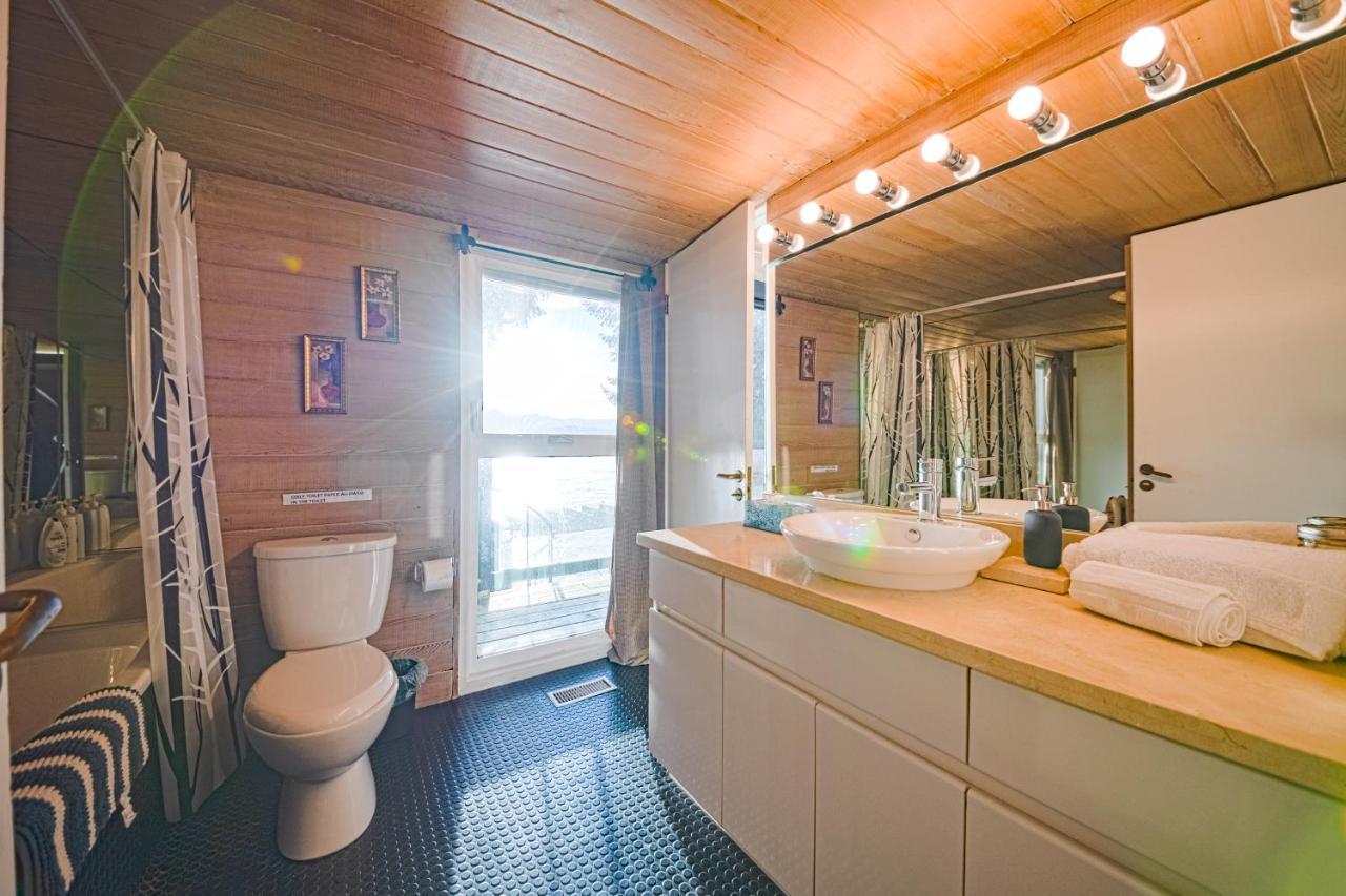 Waterfront Cottage With Superb Coastline Views West Vancouver Exteriör bild