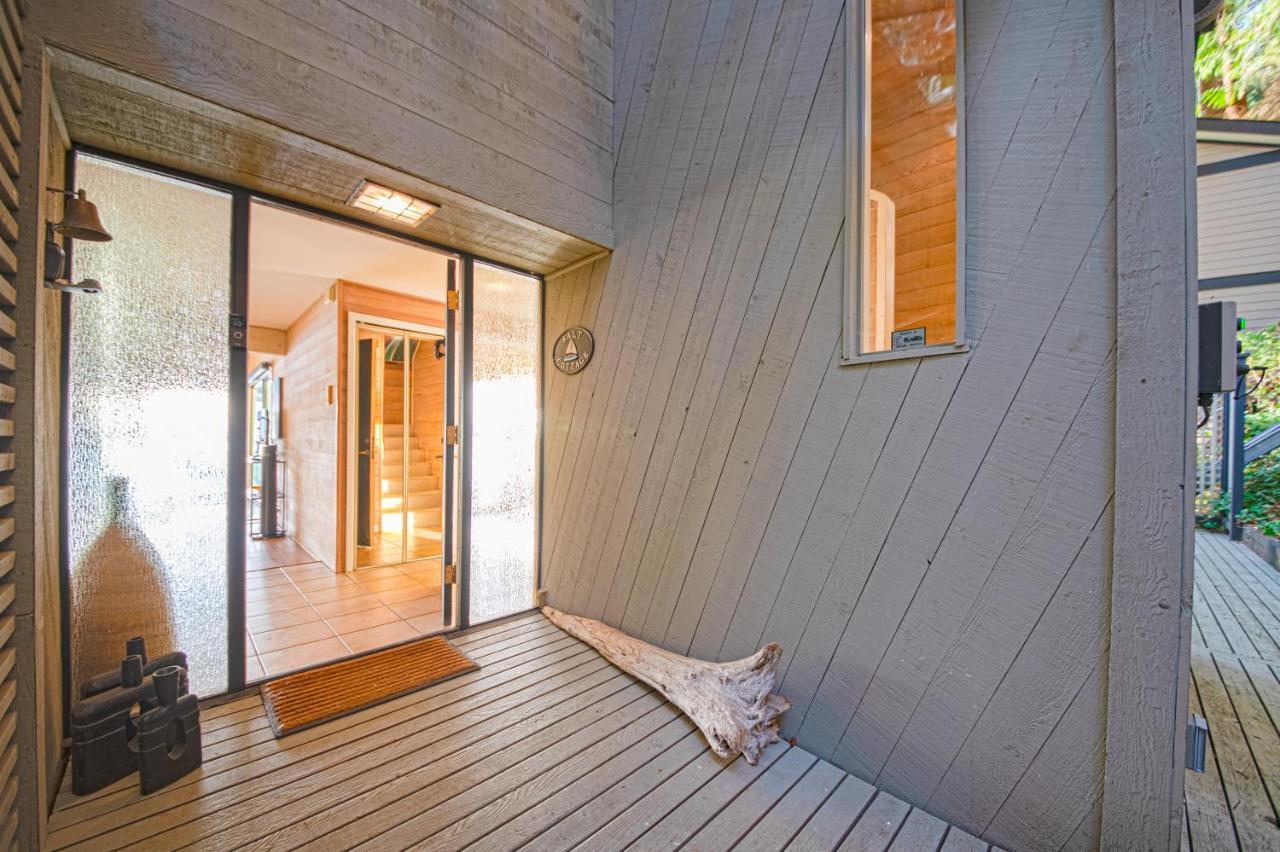 Waterfront Cottage With Superb Coastline Views West Vancouver Exteriör bild